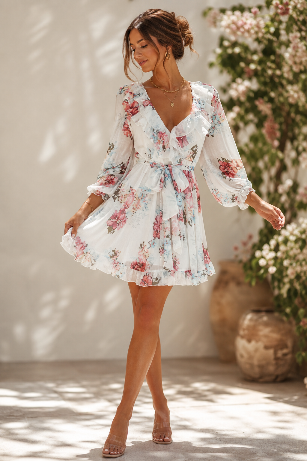 Valkoinen kukkakuvioinen v-röyhelömekko vyöllä