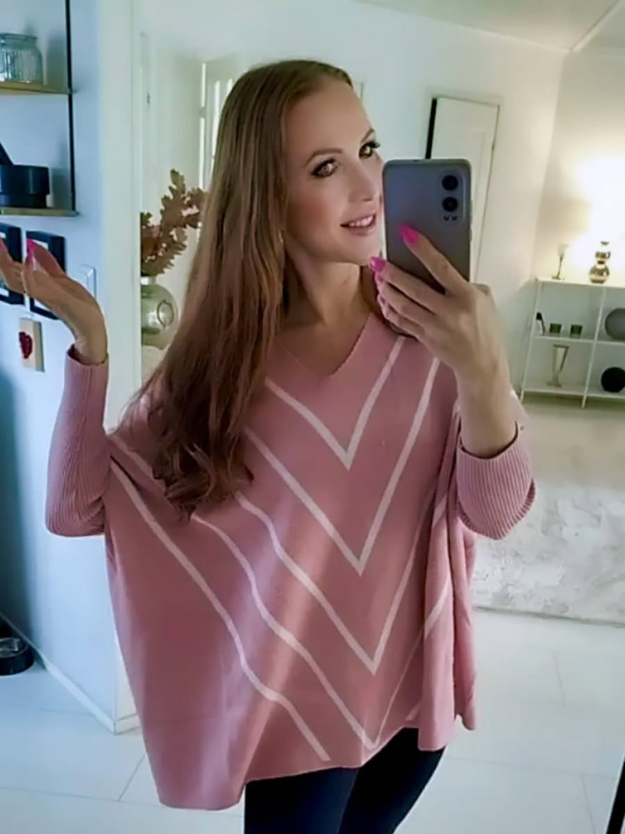 Rosy Days vaaleanpunainen oversized neule v-raidoilla